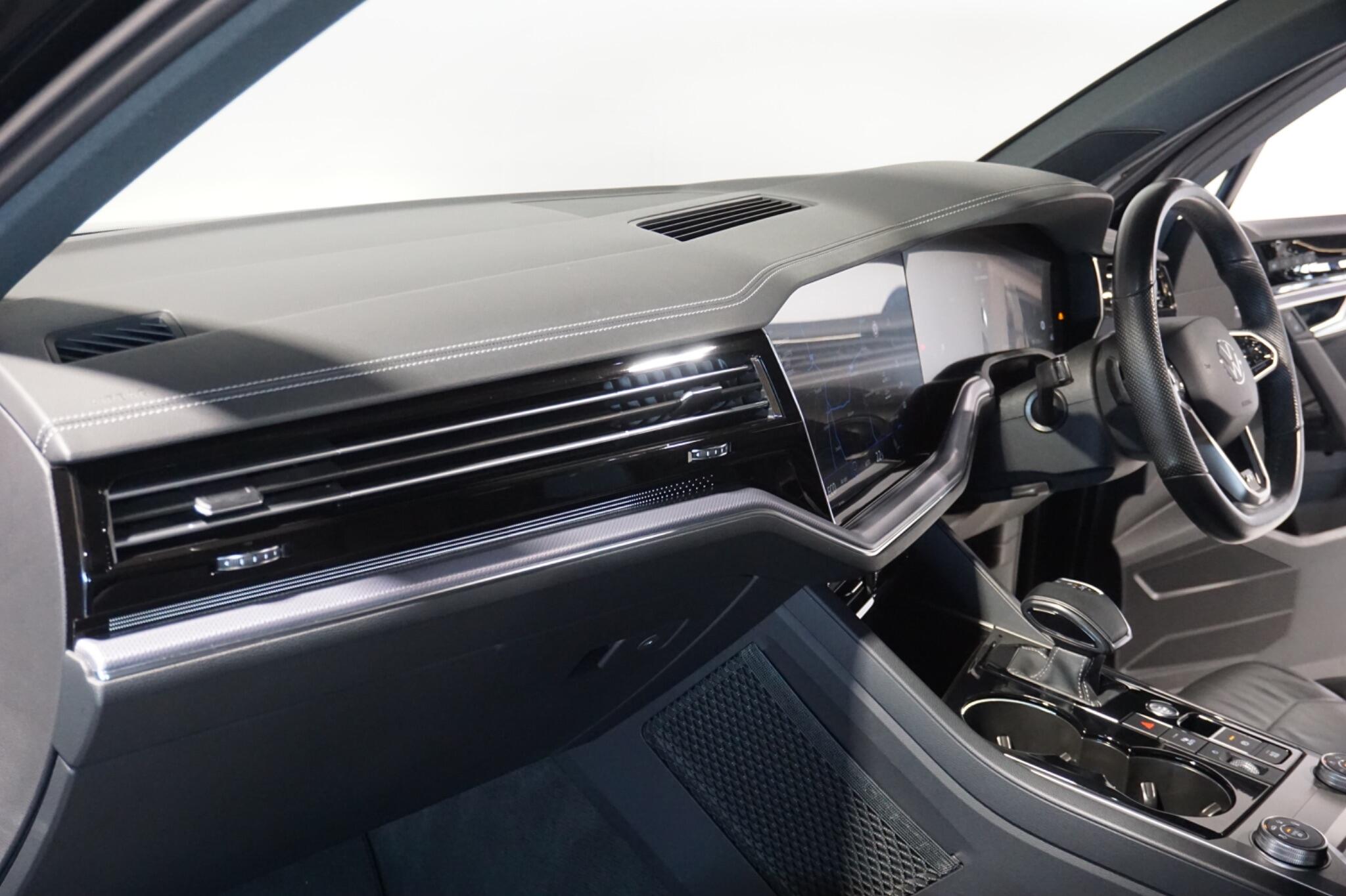 Volkswagen Touareg 3.0 TDI V6 Black Edition SUV 5dr Diesel Tiptronic 4Motion Euro 6 (s/s) (286 ps)